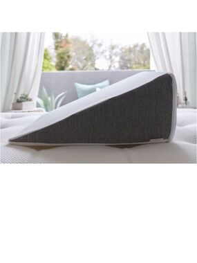 Brentwood Home Wedge Pillow 24x24”…. $20.00 …. Ship 5 lbs